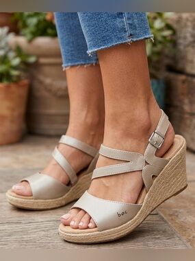 B.O.C .Women’s  Size 8M US Sandals Strappy Synthetic Beige Platform Wedge Z52346